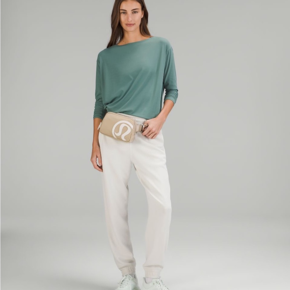 *LAST ONE*    LULULEMON  1 LITER TRENCH & WHITE LOGO BELT BAG W/ METAL BUCKLE - Picture 5 of 16